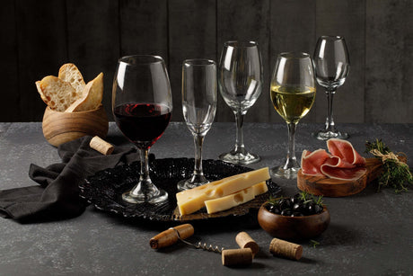 ¿Cómo sostener cada bebida según su vaso?