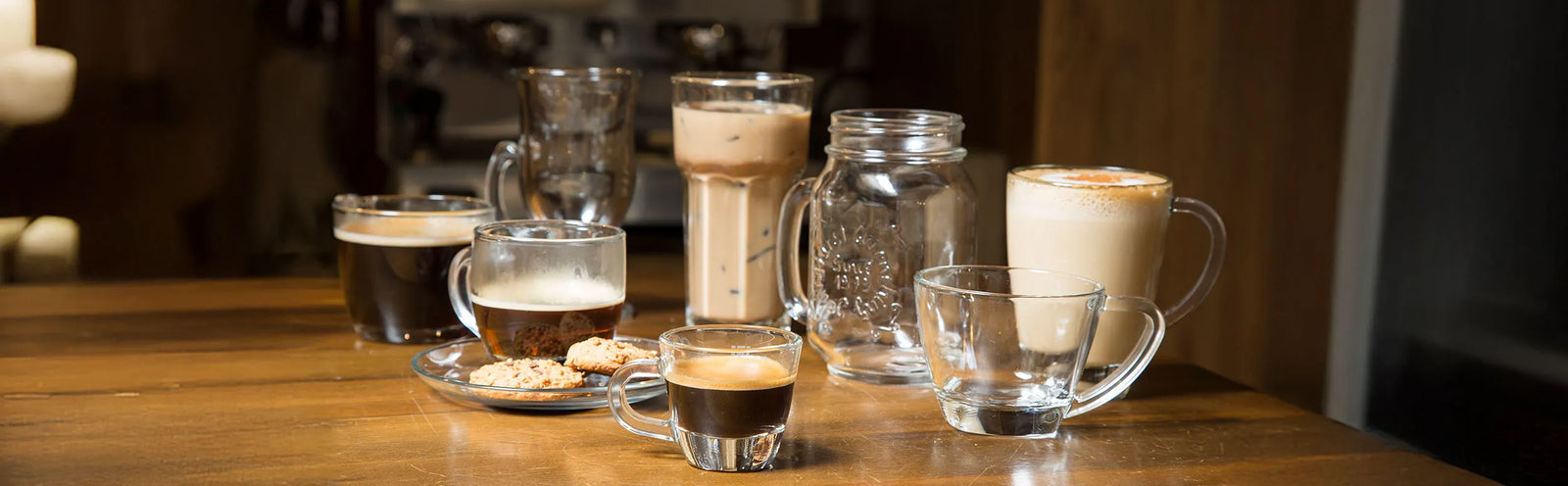 Elementos café bar: vasos de vidrio y mugs de vidrio