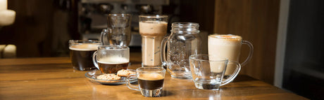 Elementos café bar: vasos de vidrio y mugs de vidrio