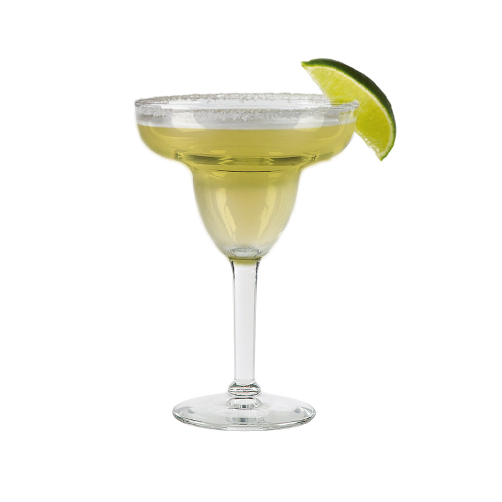 Copa de vidrio con cóctel margarita y rodaja de limón