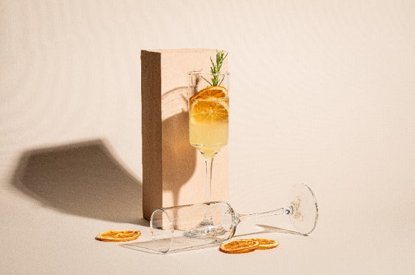 copa rio champaña servida con rodajas de naranja