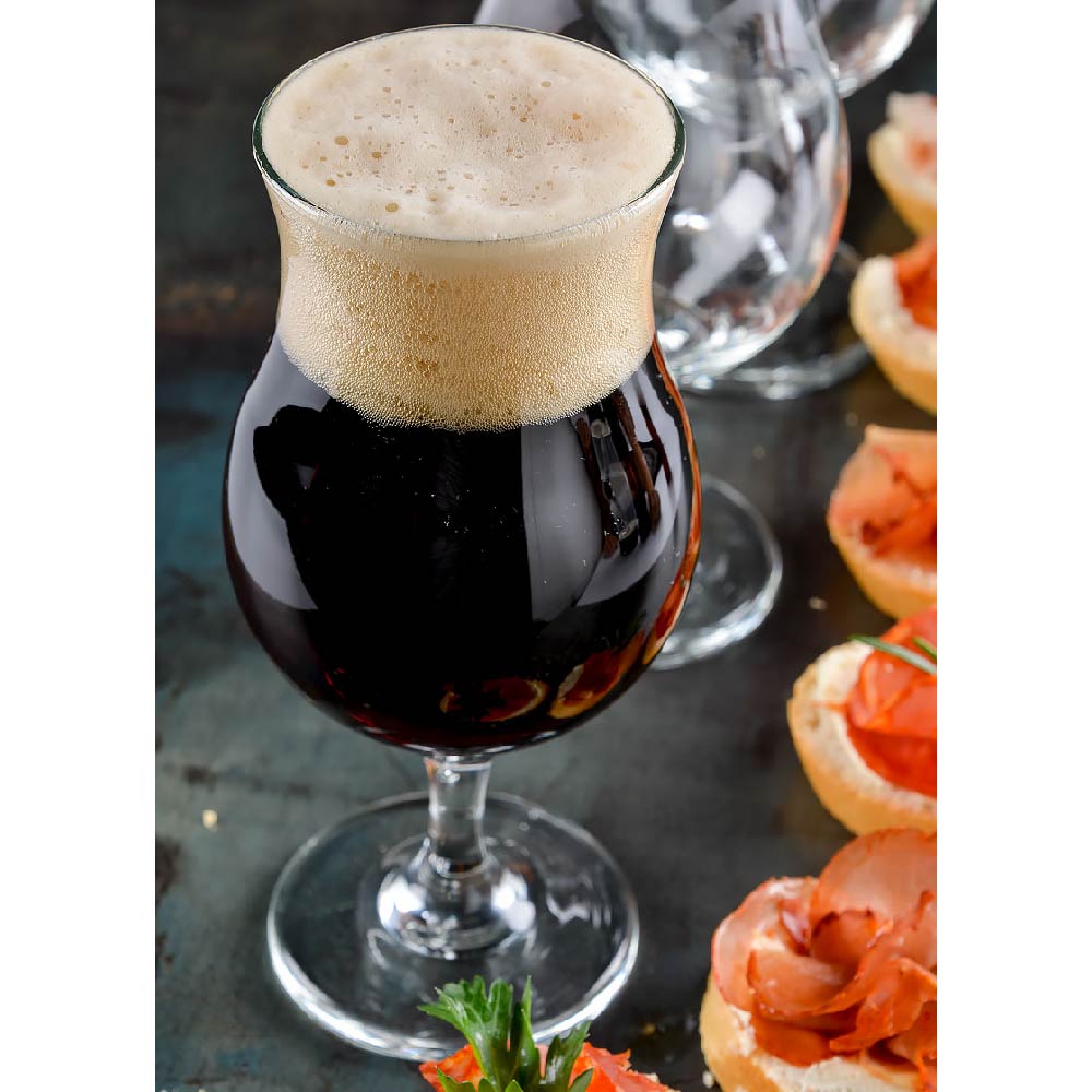 Copa de vidrio praga con cerveza servida