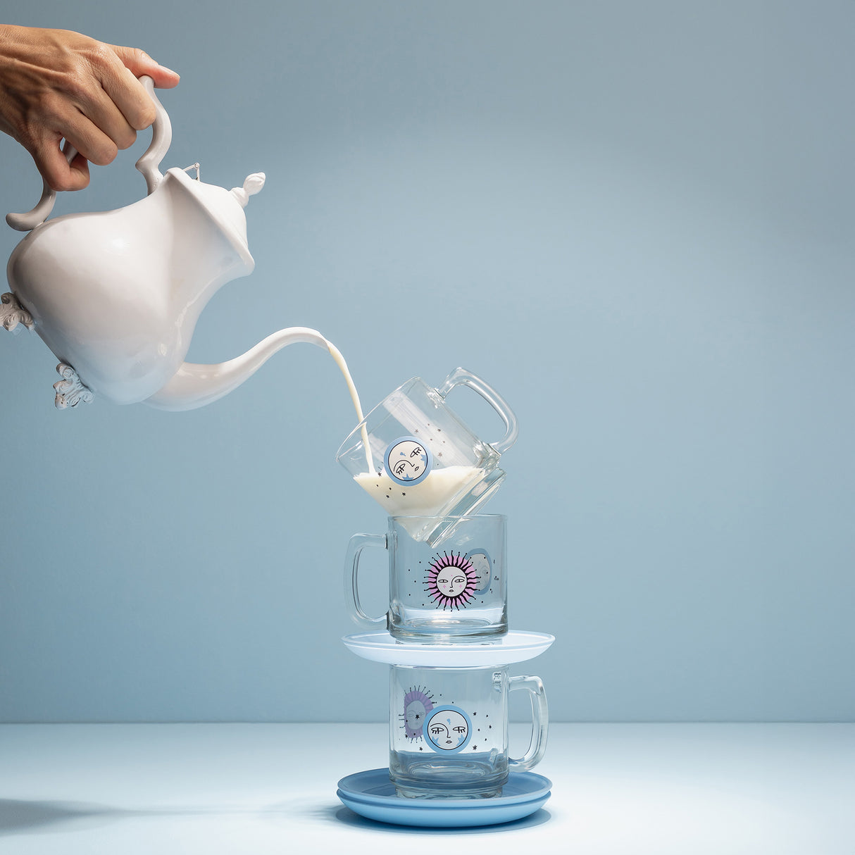 Mugs del set Firenze sol y luna. Ambientación, sirviendo bebida vasos apilados