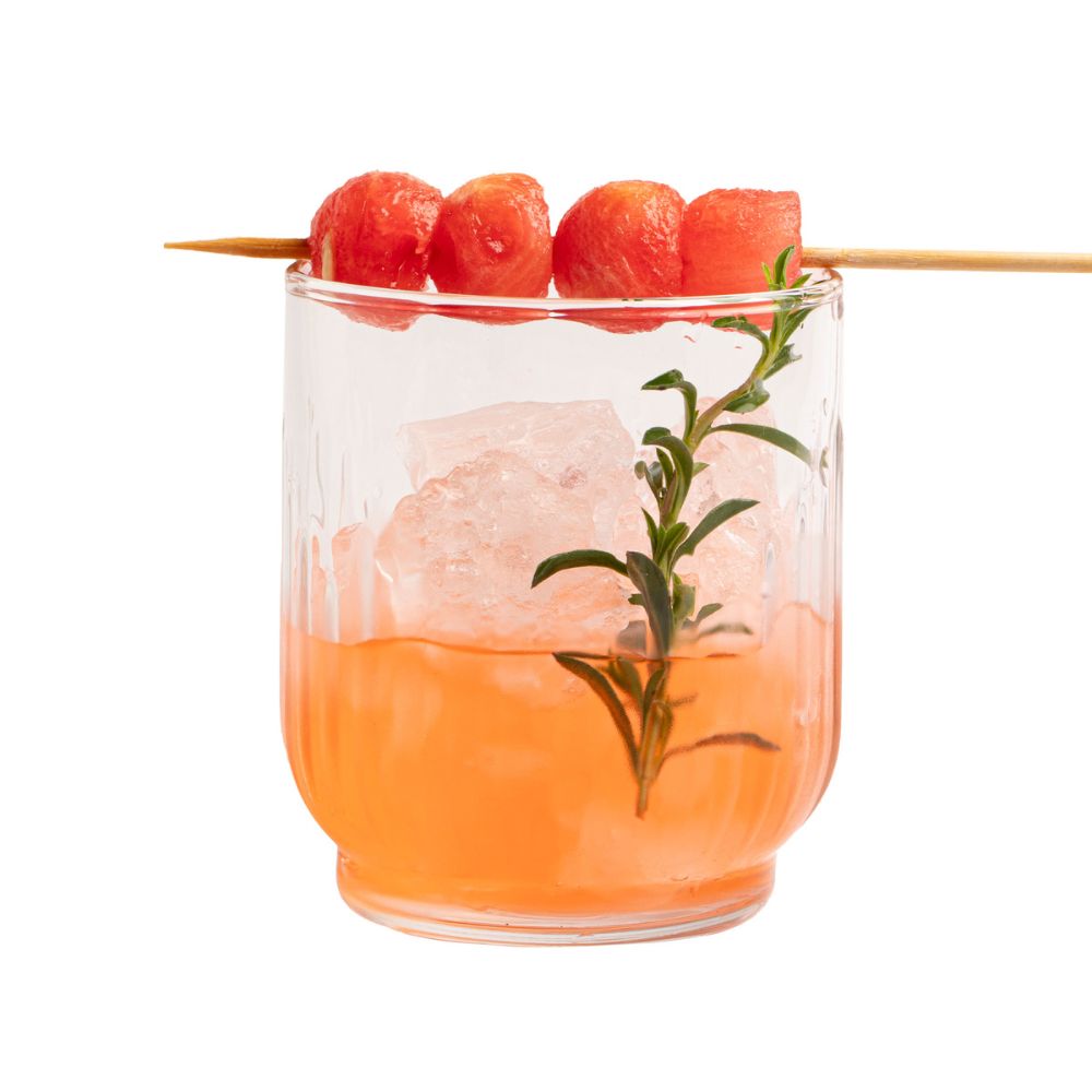 Un vaso barcelona rocks con bebida servida