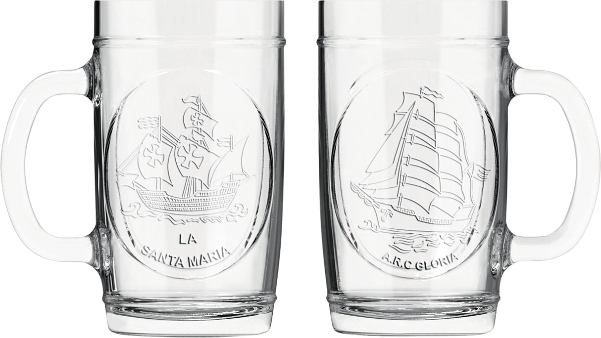 Dos vasos cerveceros de vidrio transparente con relieve – cara frontal con grabado del velero La Santa María y cara trasera con el ARC Gloria, con asa lateral.