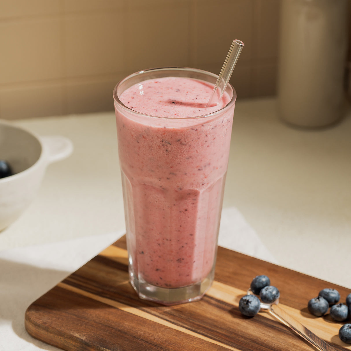 Un vaso de vidrio Lisboa con batido de frutos rojos sobre superficie de madera