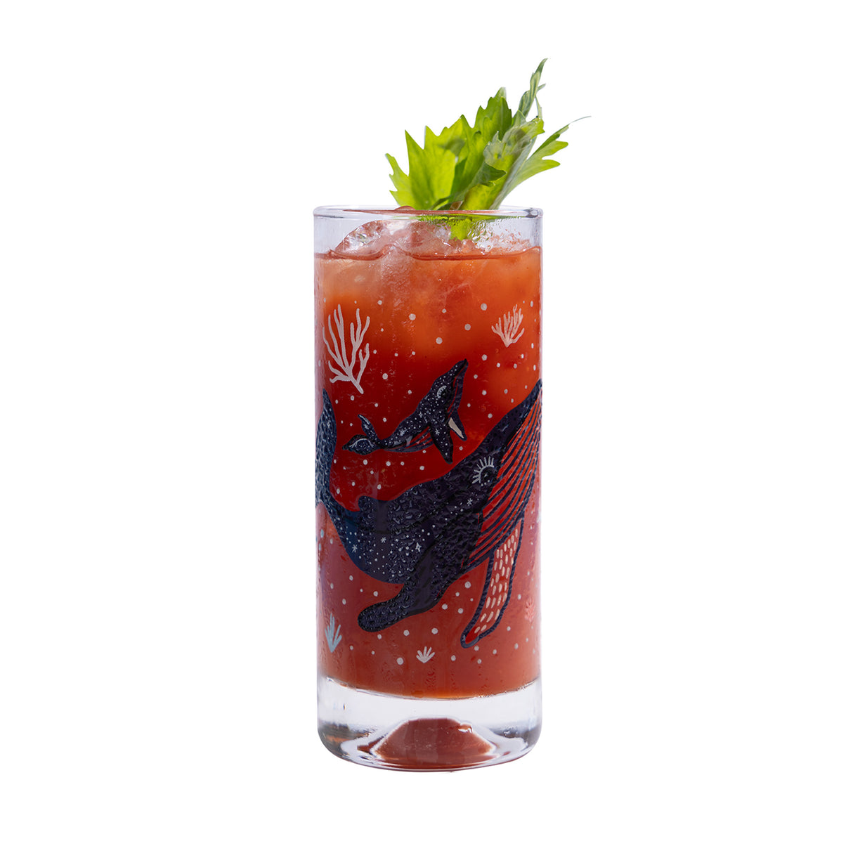 Vaso de vidrio con jugo, colección Bohío, ilustración de ballenas.
