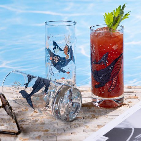 Vaso para bebidas con ilustracción de ballenas de la colección Bohío en Tienda Cristar