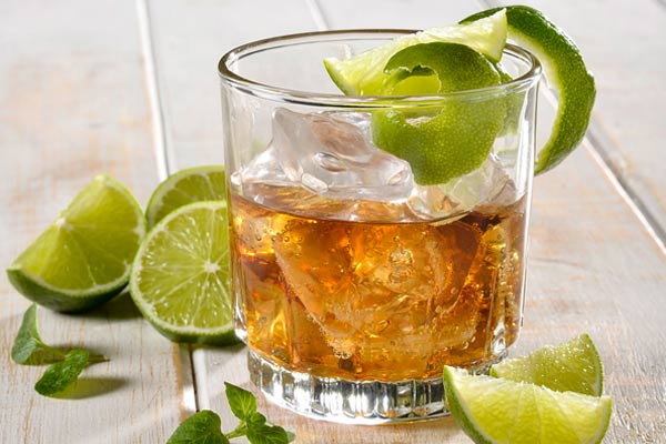 Tomar whisky antes de dormir: beneficios de este trago