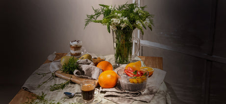 Mesa servida, con florero al centro, mugs de vidrio, bowl