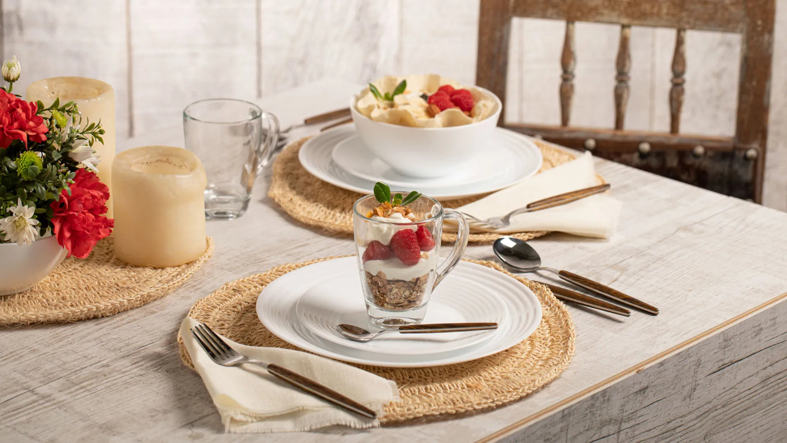 Parfait servido en vaso de vidrio tipo mug, ubicado sobre mesa