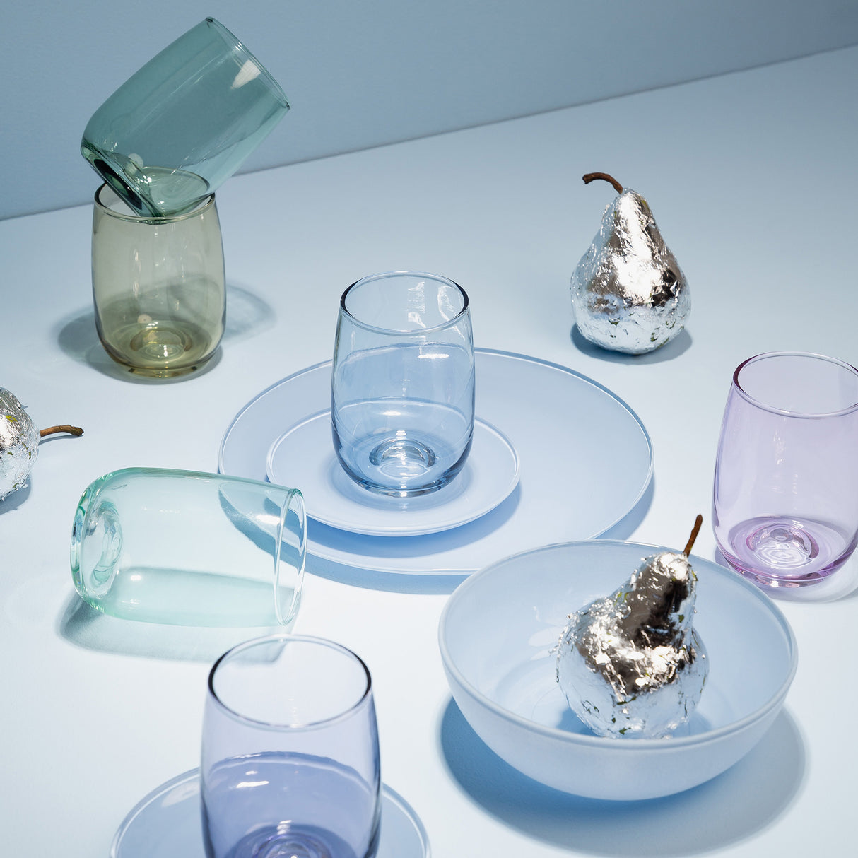 Set vaso agua rocks color toy en mesa ambientada