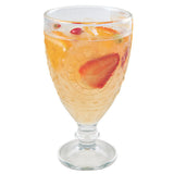 Copa para agua marruecos con bebida refrescante servida y trozos de fresa.
