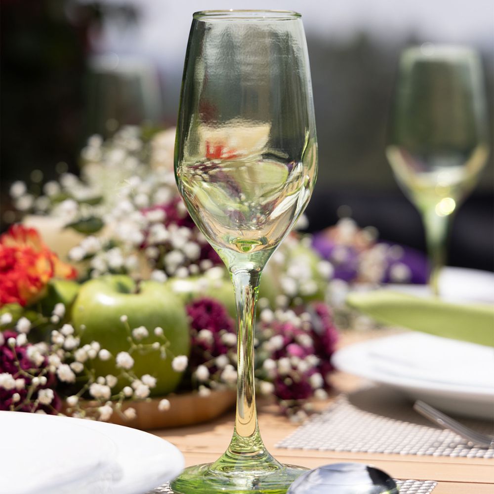 Una copa brunello de la colección euphoria sobre mesa decorada