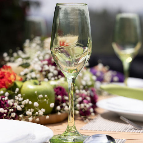 Una copa brunello de la colección euphoria sobre mesa decorada