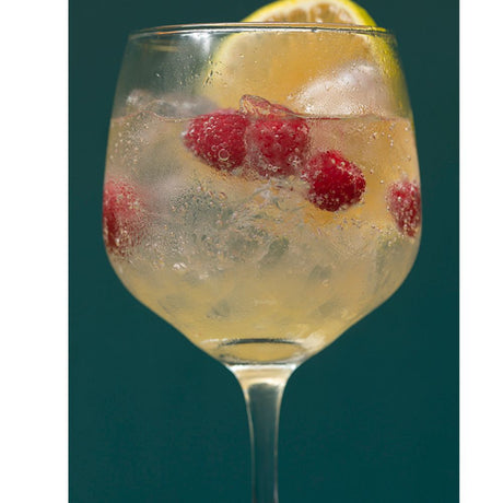 Copa de vidrio con cóctel servido