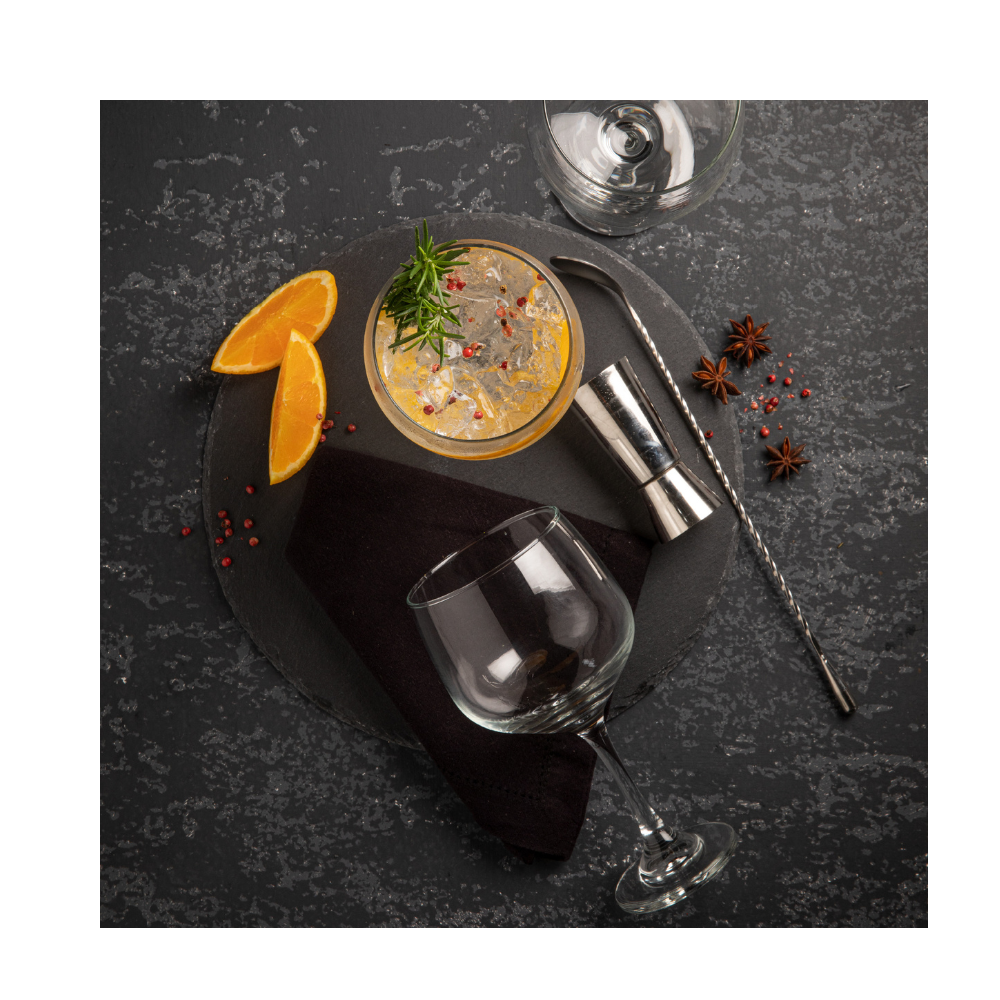 Dos copas ginebra: vacía y llena