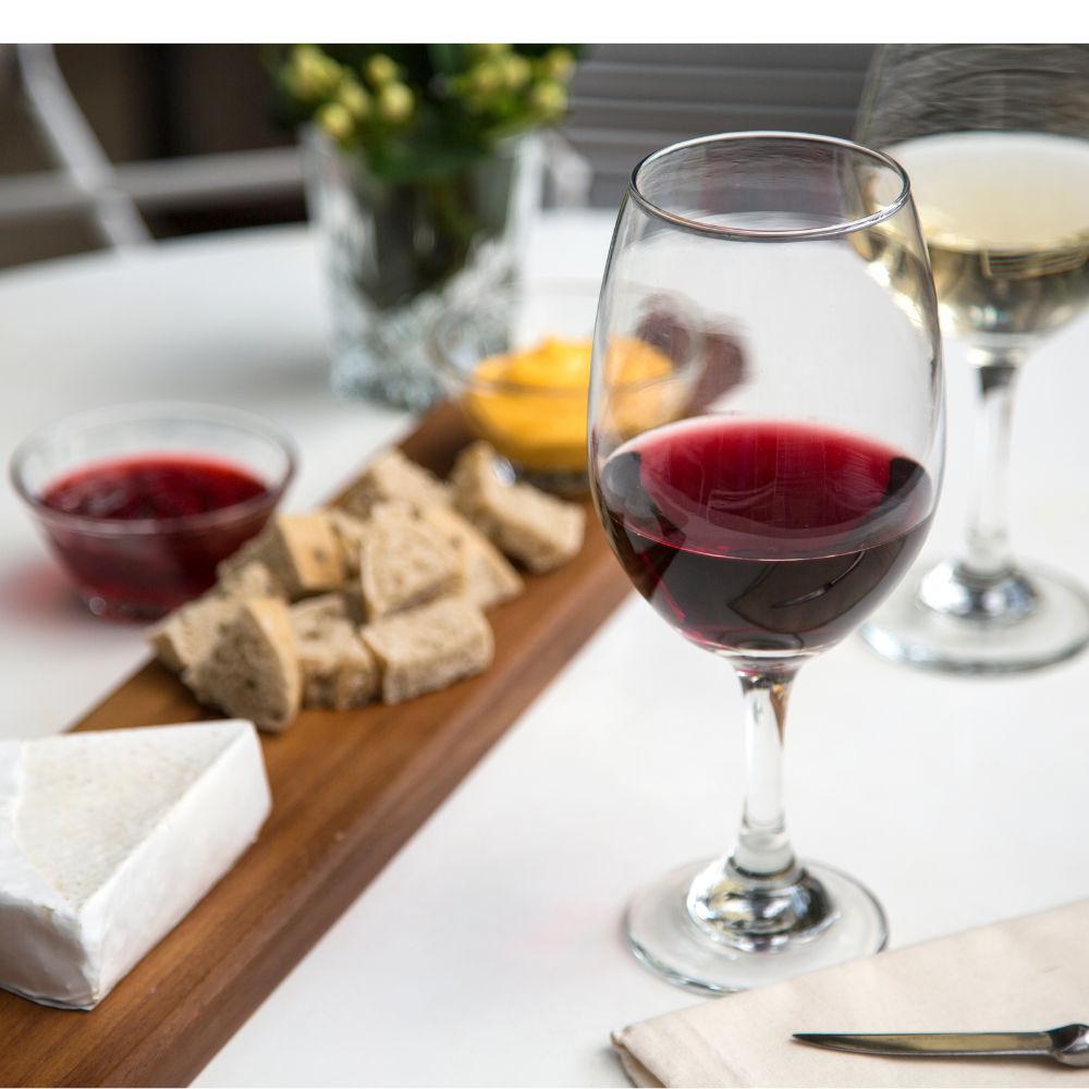 Una copa de vidrio gran vino, ubicada sobre mesa 