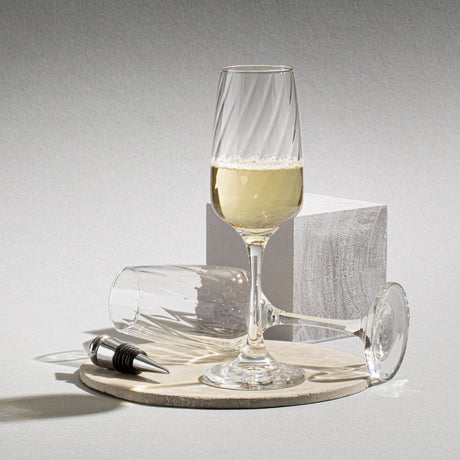 Dos copas de vidrio con champaña servida