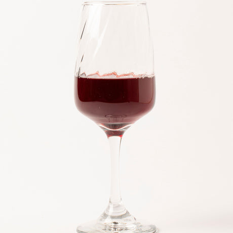 Copa de vidrio con vino tinto-