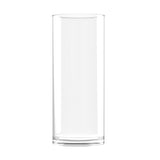 Un florero cilíndrico de vidrio transparente