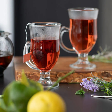 Dos mugs galerie con bebida tipo aromática