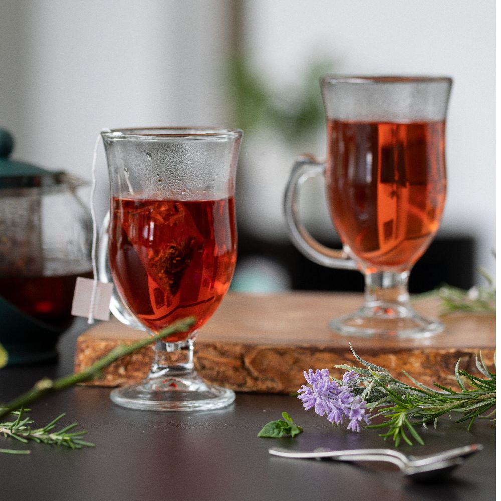 Dos mugs de vidrio galerie servidos con bebidas aromáticas