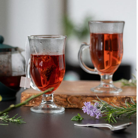 Dos mugs de vidrio galerie servidos con bebidas aromáticas