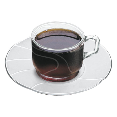 Pocillo de vidrio con café servido. Taza con su platillo