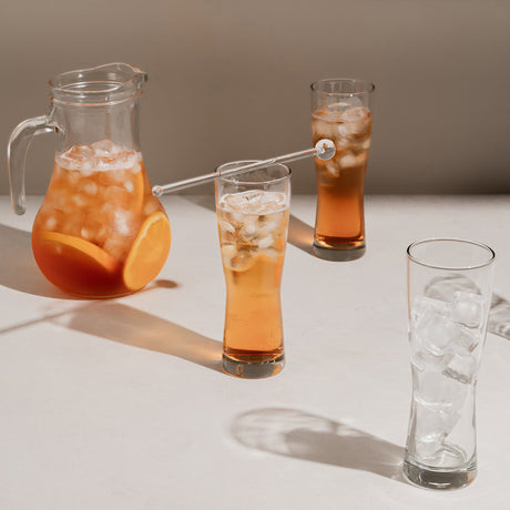 Bebida servida en jarra y vasos del Set Refajo Tu Bar.