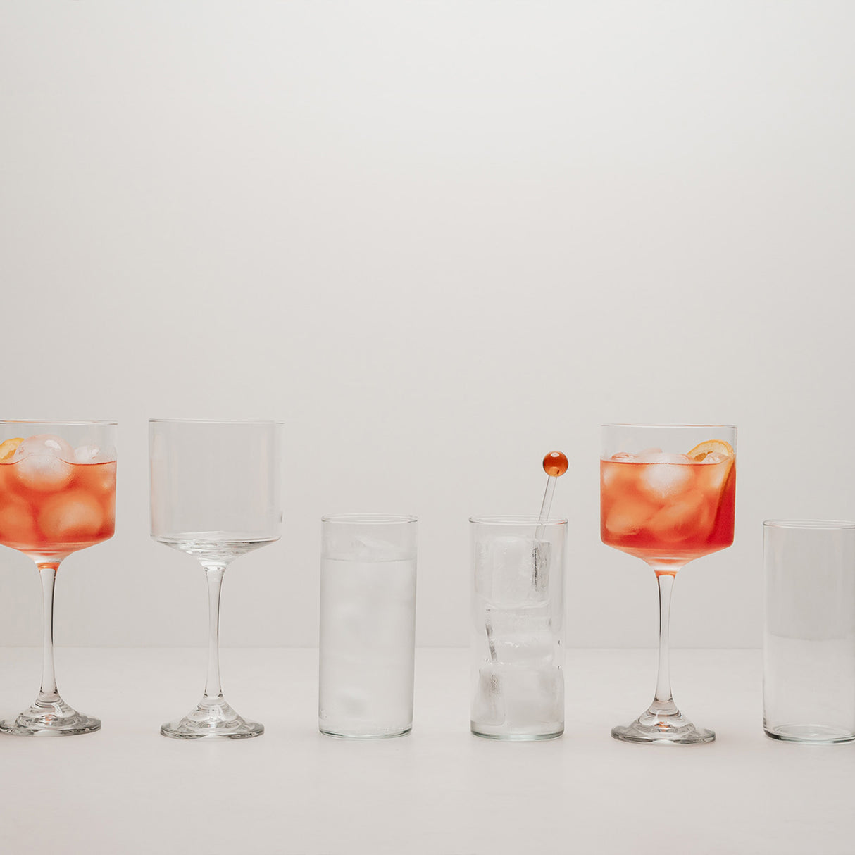 Vasos y copas del set cocktails tu bar