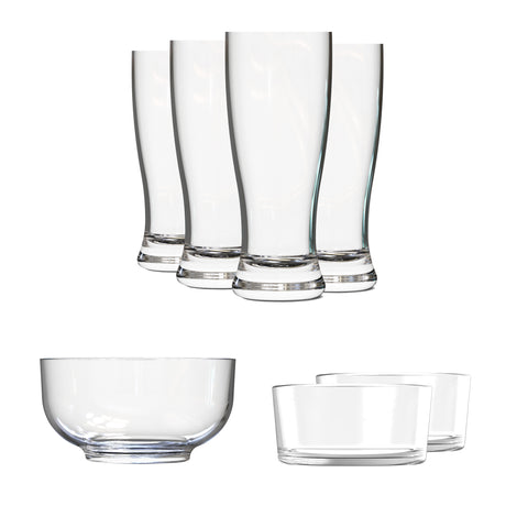 Vasos altos y tazones de vidrio transparente alineados en composición limpia sobre fondo blanco