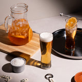 Jarra y vasos con tradicional refajo colombiano servido. Set Refajo de la colección Tu Bar