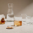 Un decanter con agua y 4 vasos cortos del Set Rocks Tu Bar