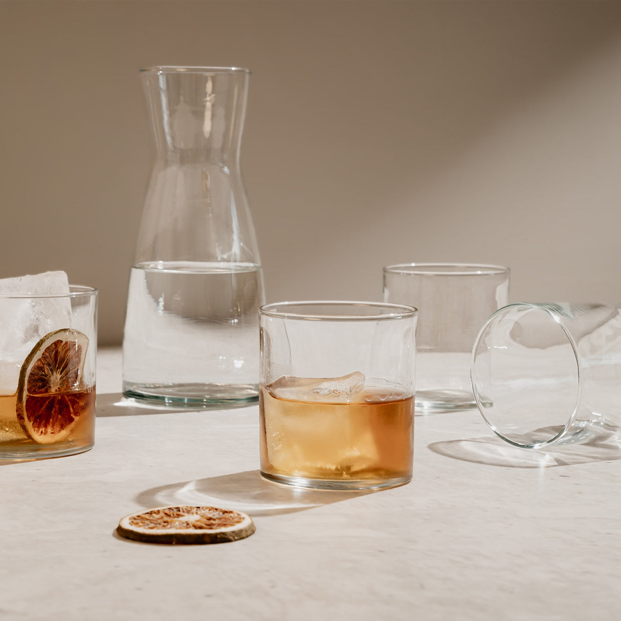 Un decanter con agua y 4 vasos cortos del Set Rocks Tu Bar