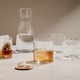 Un decanter con agua y 4 vasos cortos del Set Rocks Tu Bar