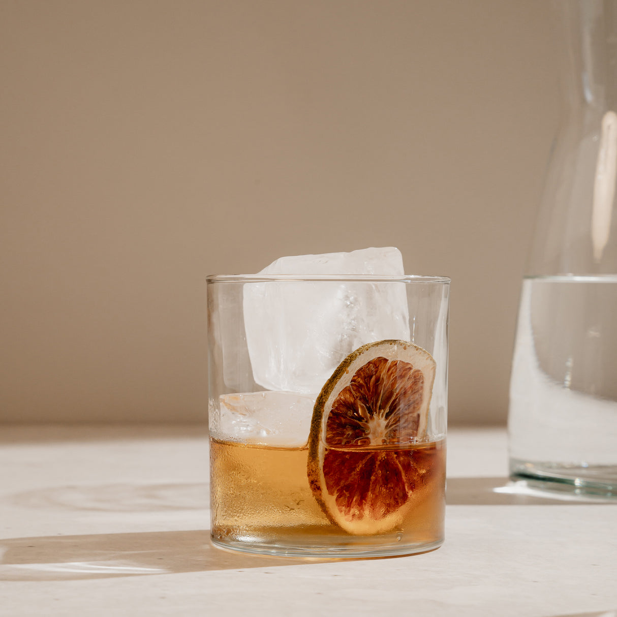 Vaso corto con bebida.  Set Rocks colección Tu bar
