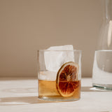 Vaso corto con bebida.  Set Rocks colección Tu bar