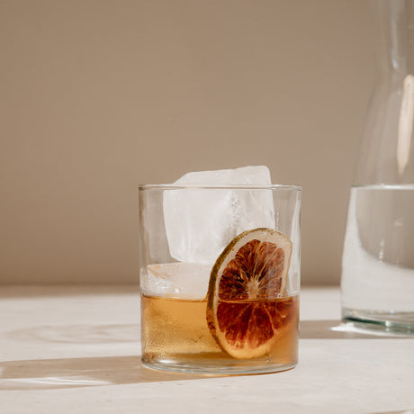 Vaso corto con bebida.  Set Rocks colección Tu bar