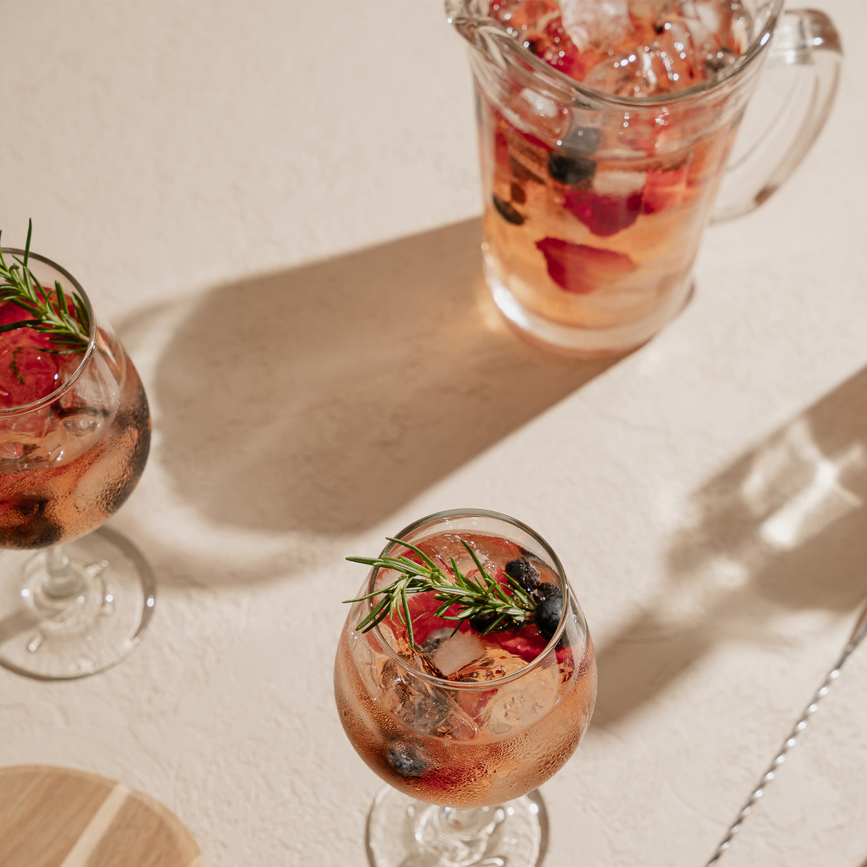 Jarra y copas con sangría. Set Sangría, colección Tu Bar