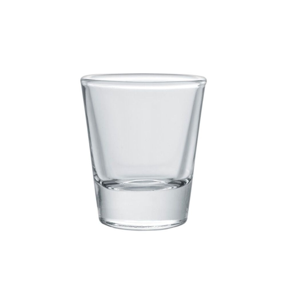 Un vaso de vidrio tipo shooter para aguardiente
