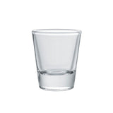 Un vaso de vidrio tipo shooter para aguardiente
