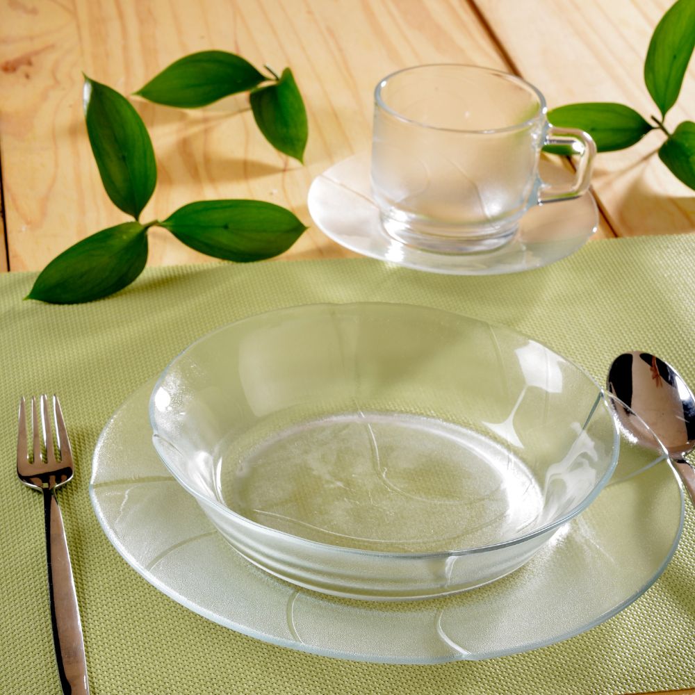 Cuatro piezas de la vaijilla Nordika puestas sobre mesa: plato hondo, mug, platillo, plato pando