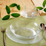 Cuatro piezas de la vaijilla Nordika puestas sobre mesa: plato hondo, mug, platillo, plato pando