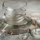 Platos apilados y mugs de la vajilla stylo de vidrio transparente