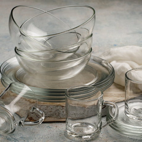 Platos apilados y mugs de la vajilla stylo de vidrio transparente