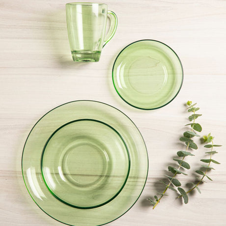 Cuatro piezas de la vajilla de vidrio Stylo en verde: Mug, plato té, plato hondo y plato pando