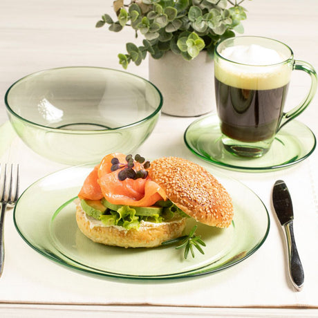 Desayuno  servido en plato de vidrio y café en pocillo de la vajilla stylo color verde
