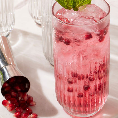 Un vaso de vidrio Barcelona con bebida refrescante
