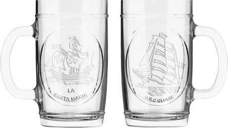 Dos vasos cerveceros de vidrio transparente con relieve – cara frontal con grabado del velero La Santa María y cara trasera con el ARC Gloria, con asa lateral.